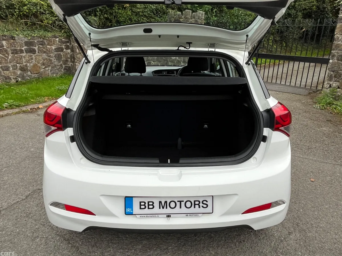 Hyundai i20 Hatchback, Petrol, 2016, White