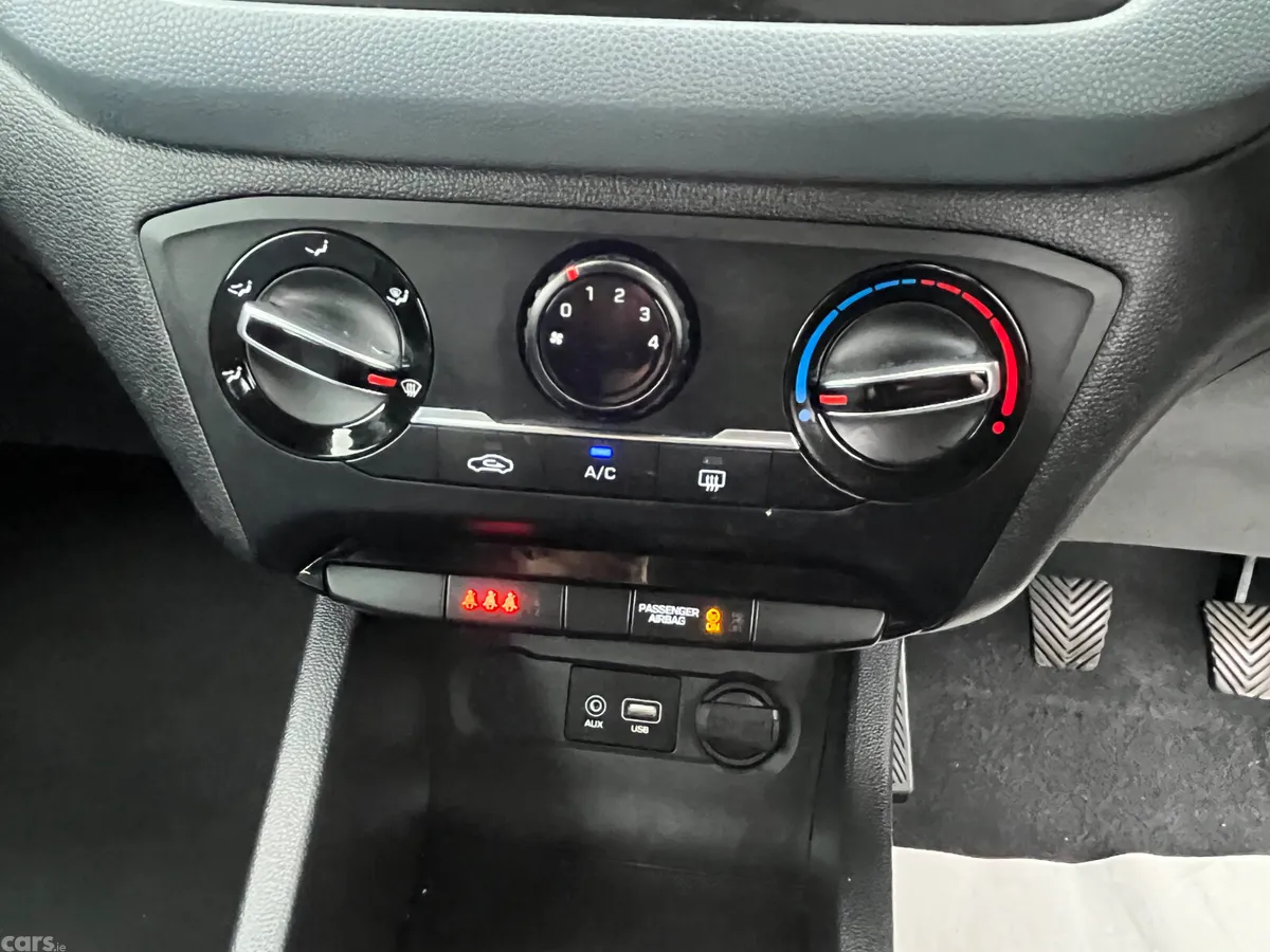Hyundai i20 Hatchback, Petrol, 2016, White