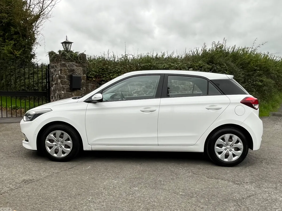 Hyundai i20 Hatchback, Petrol, 2016, White