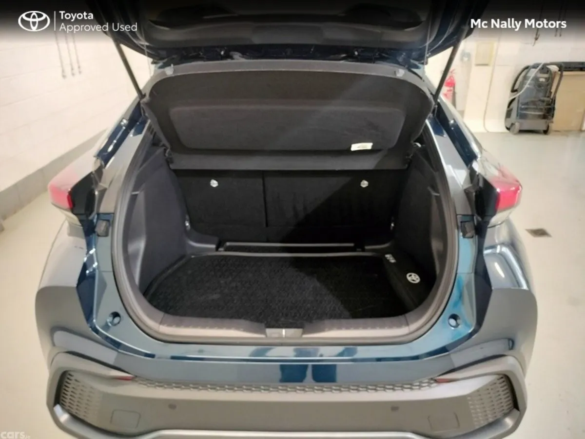 Toyota C-HR SUV, Petrol Hybrid, 2024, Blue