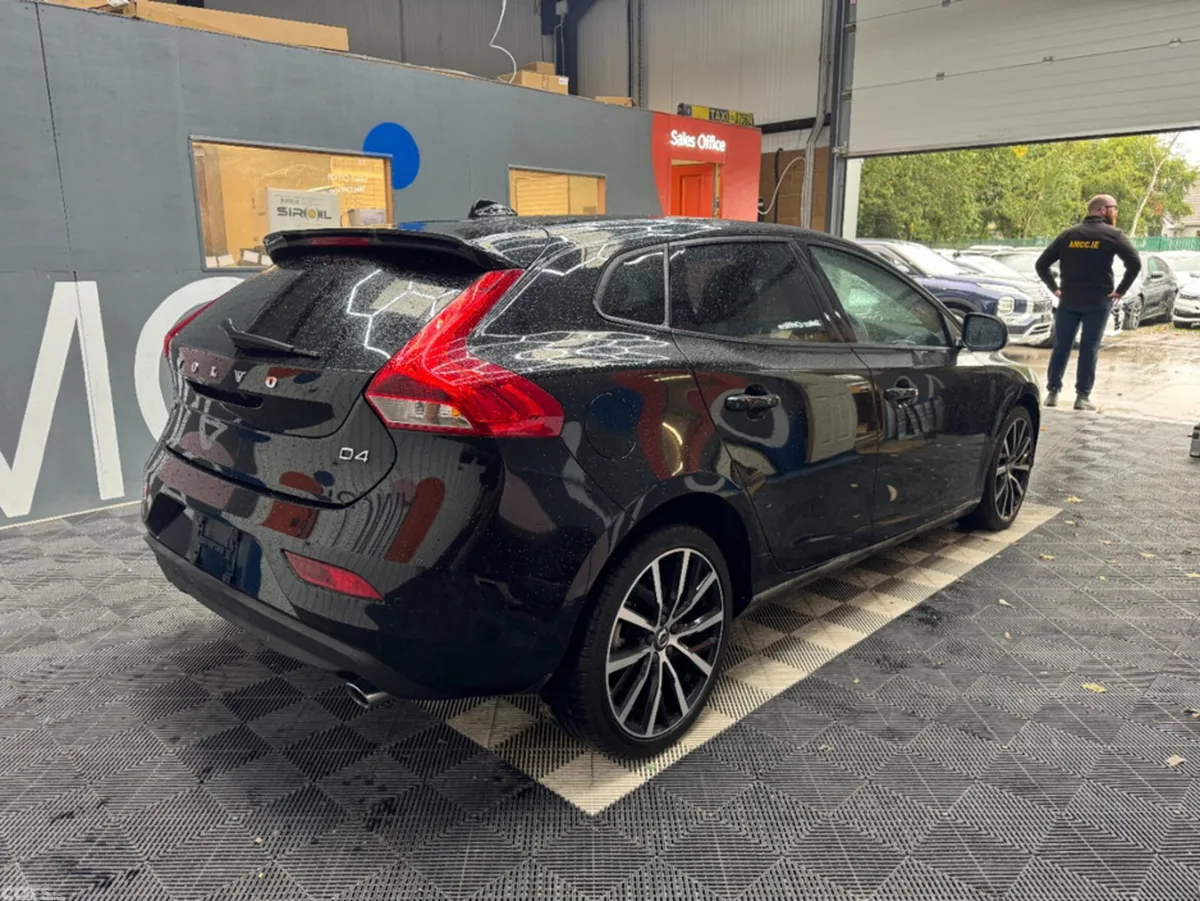 Volvo V40 Estate, Diesel, 2017, Black