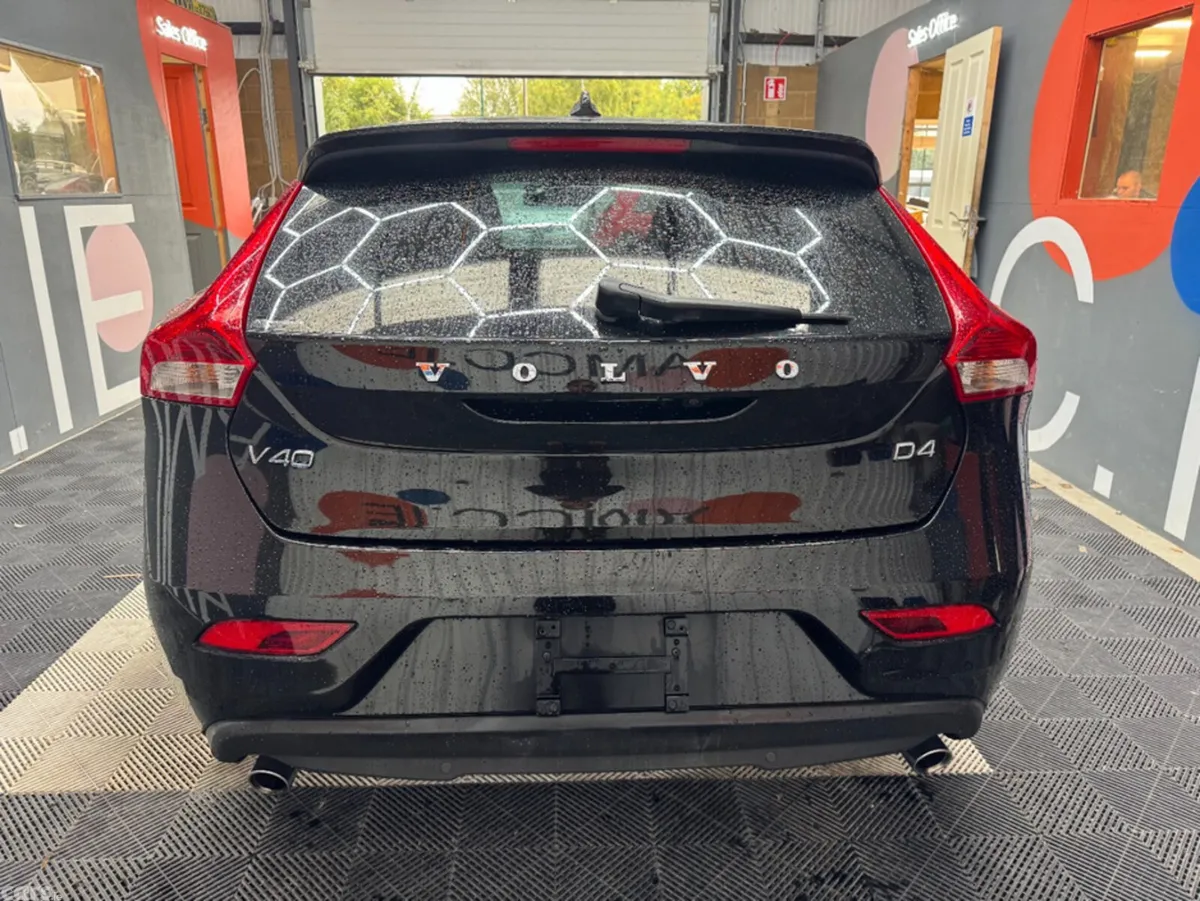 Volvo V40 Estate, Diesel, 2017, Black