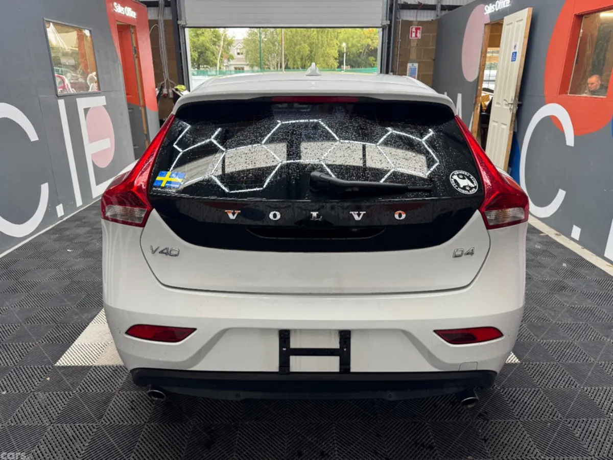 Volvo V40 Estate, Diesel, 2017, White