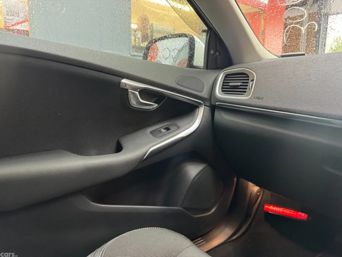 Volvo V40 Estate, Diesel, 2017, White