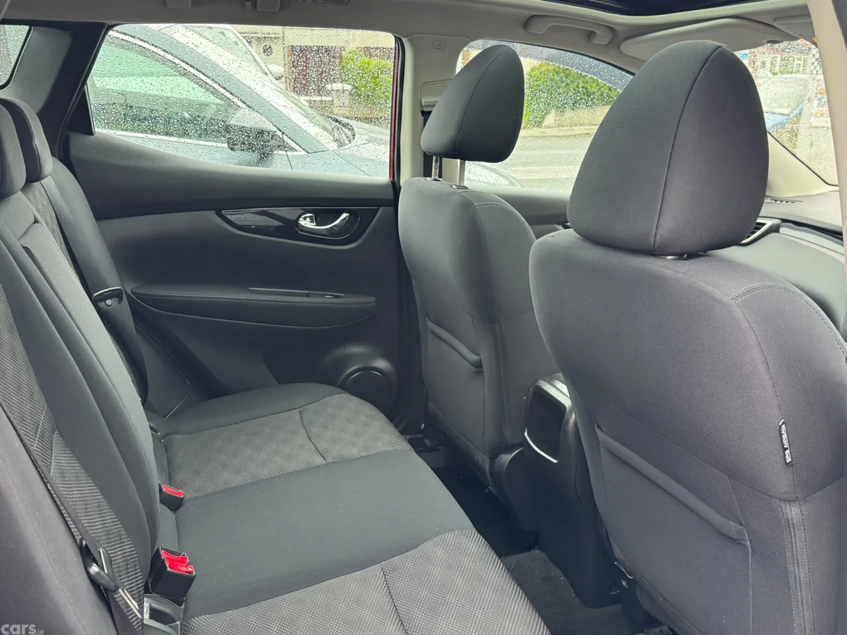 Nissan Qashqai Hatchback, Diesel, 2016, Red