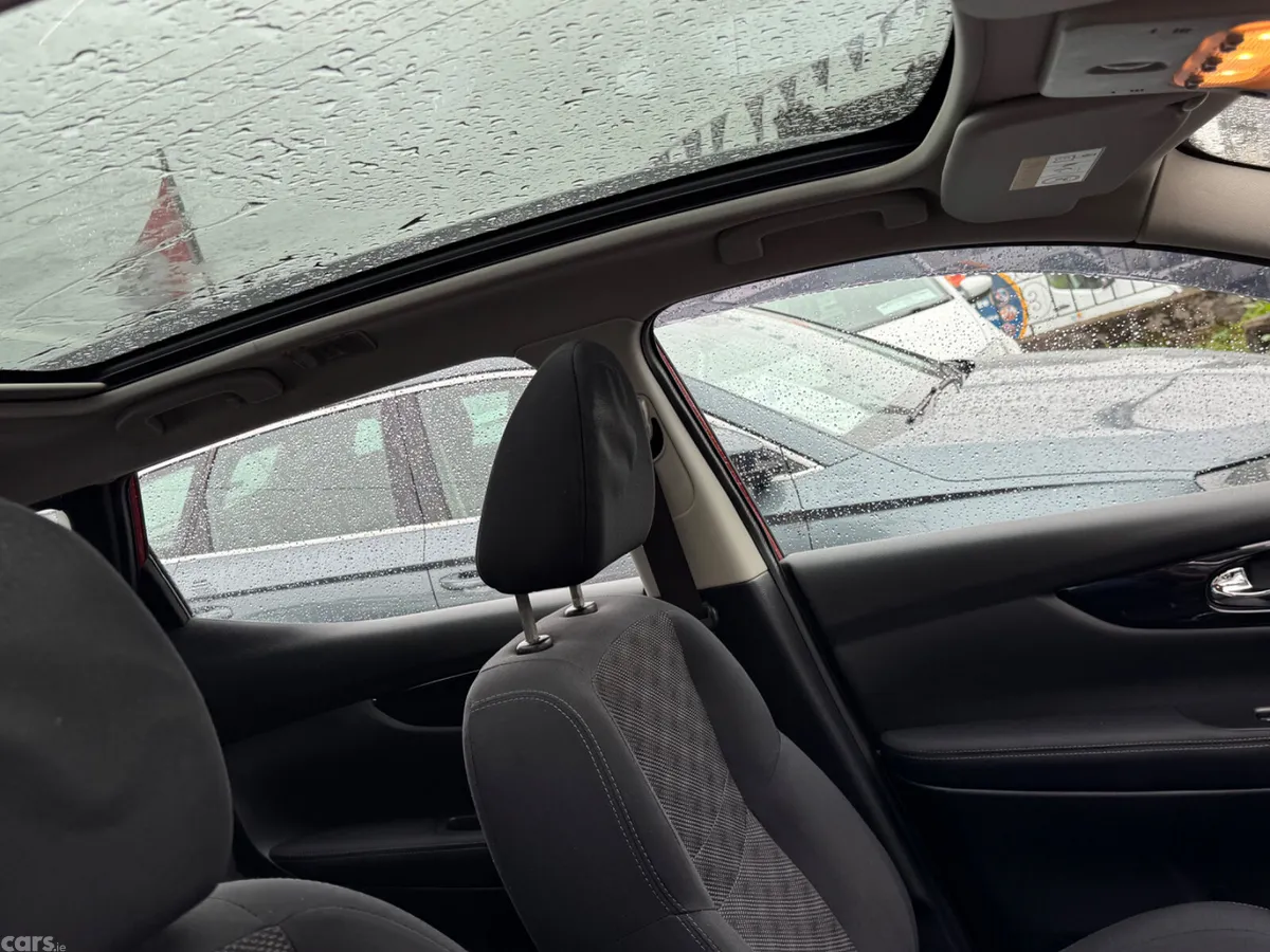 Nissan Qashqai Hatchback, Diesel, 2016, Red