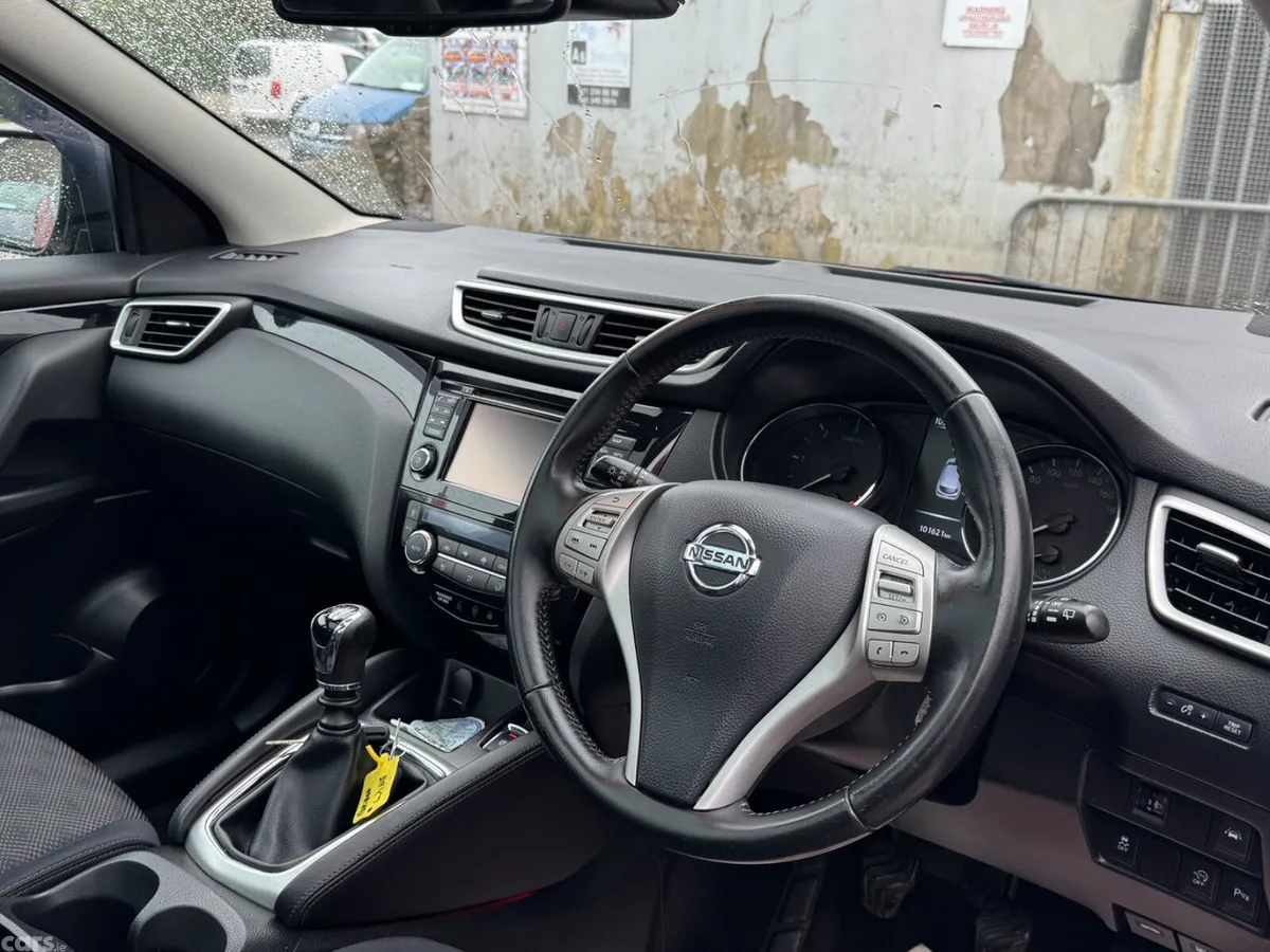 Nissan Qashqai Hatchback, Diesel, 2016, Red