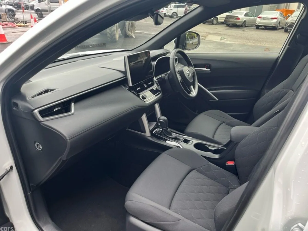 Toyota Corolla Cross Hatchback, Petrol Hybrid, 2023, White