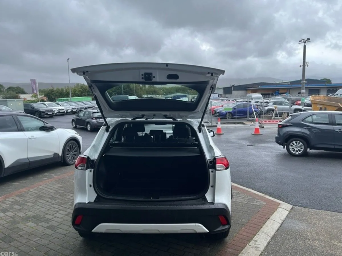 Toyota Corolla Cross Hatchback, Petrol Hybrid, 2023, White