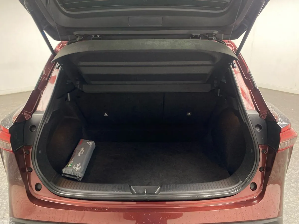 Nissan Qashqai MPV, Petrol, 2021, Red