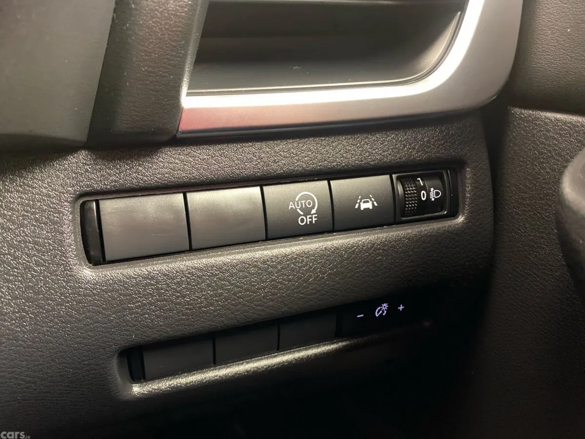 Nissan Qashqai MPV, Petrol, 2021, Red