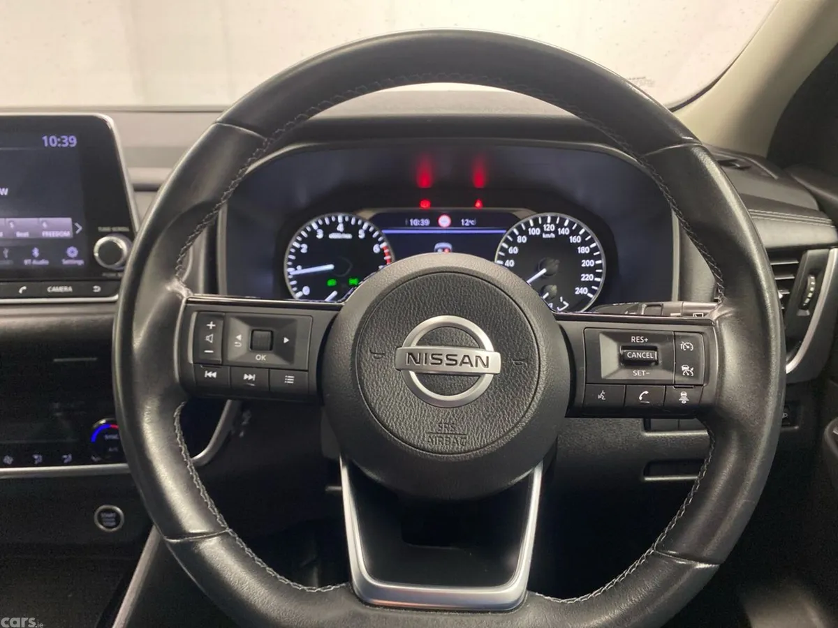 Nissan Qashqai MPV, Petrol, 2021, Red