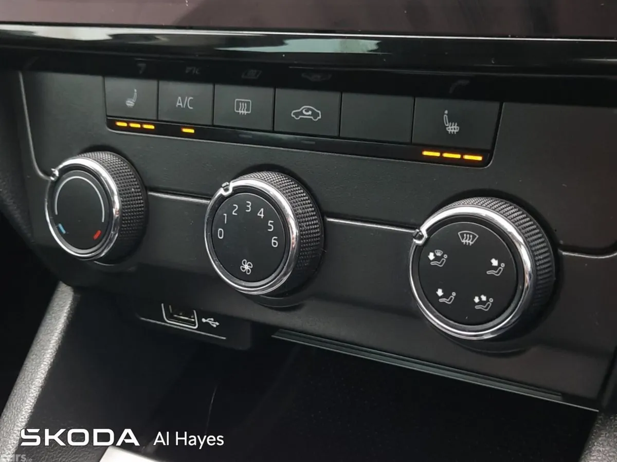 Skoda Octavia Saloon, Diesel, 2019, Black