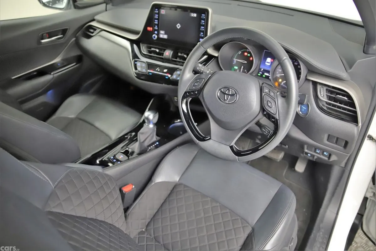 Toyota C-HR SUV, Petrol Hybrid, 2021, White