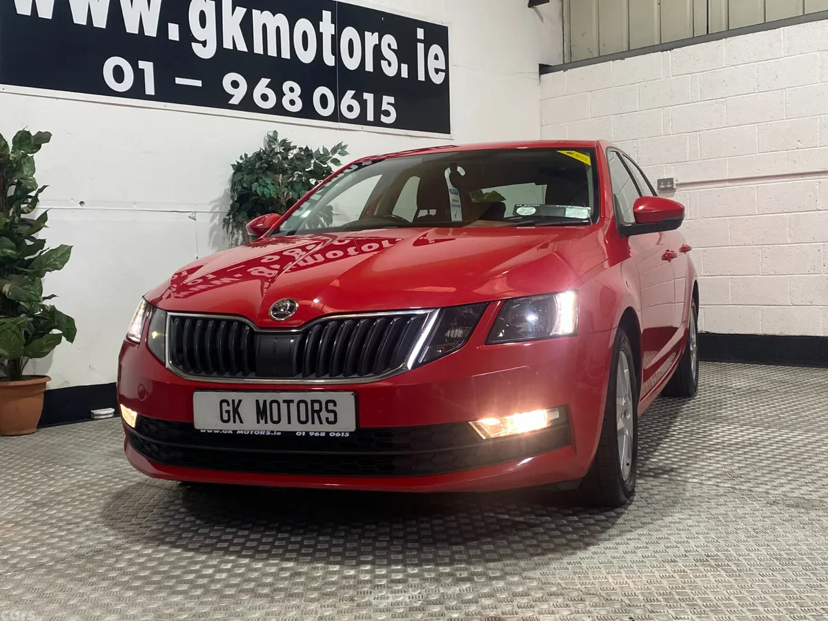 Skoda Octavia Saloon, Diesel, 2018, Red