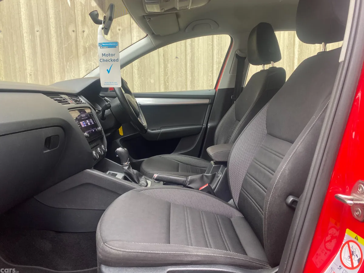 Skoda Octavia Saloon, Diesel, 2018, Red