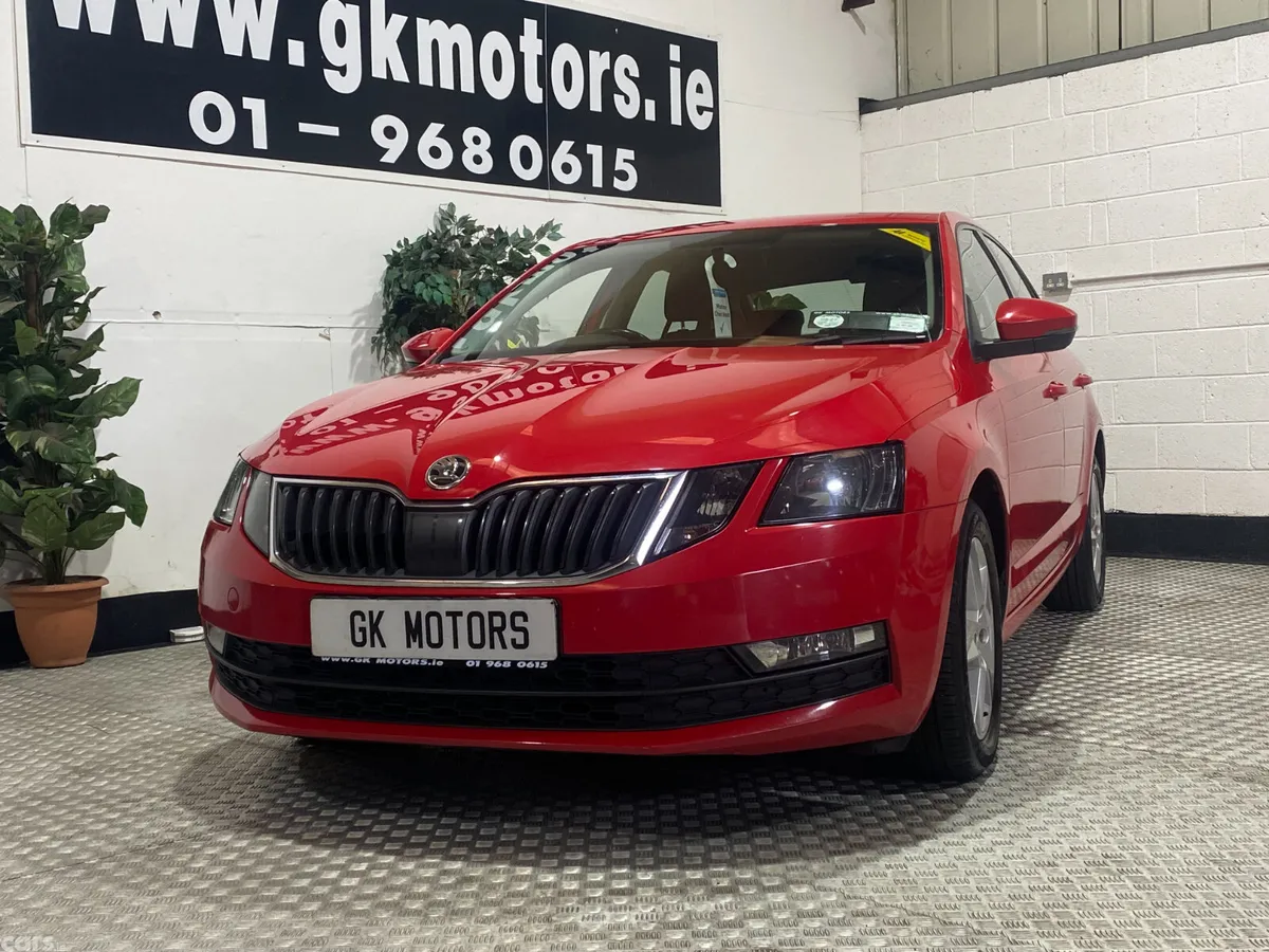Skoda Octavia Saloon, Diesel, 2018, Red