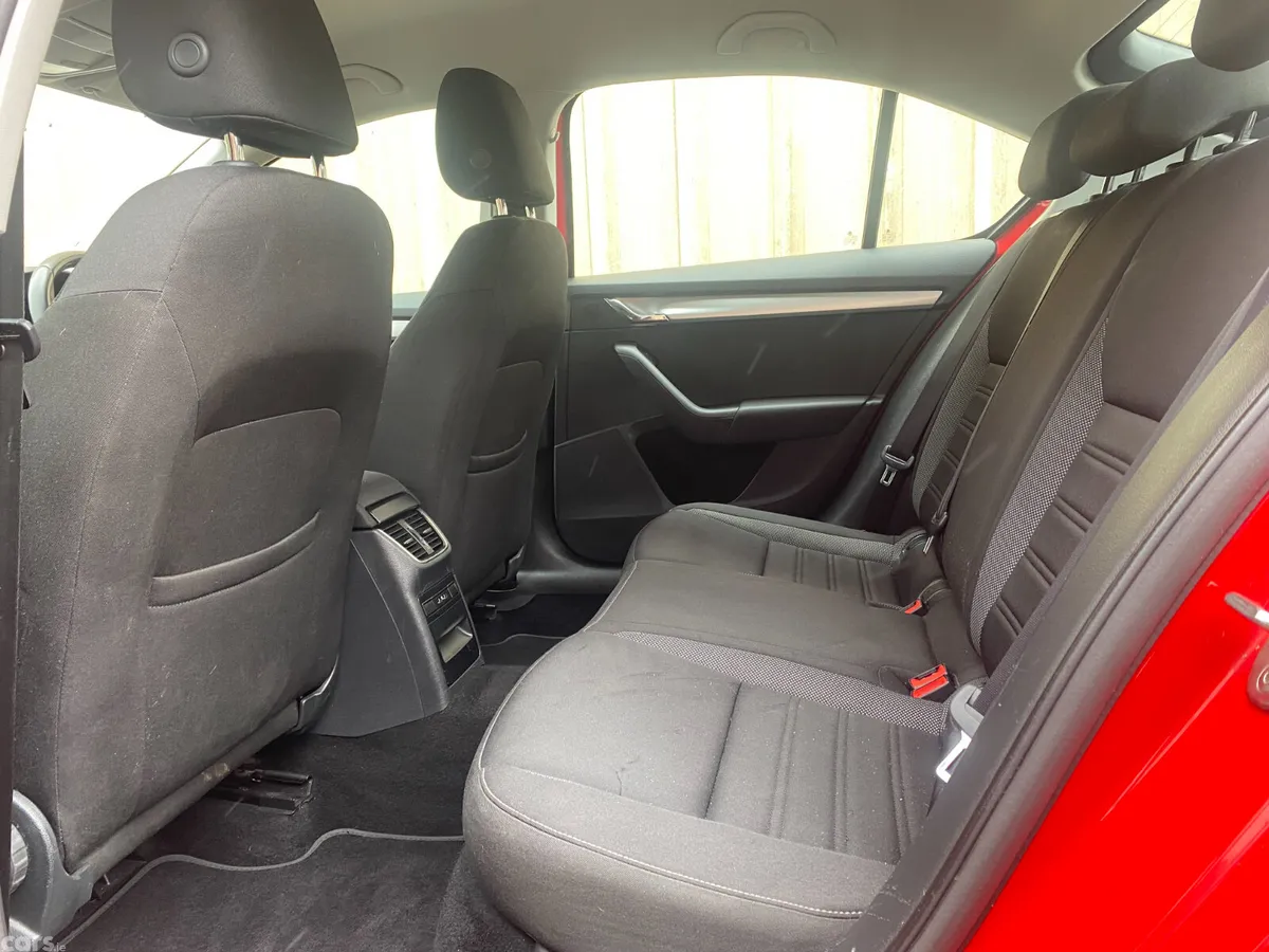 Skoda Octavia Saloon, Diesel, 2018, Red