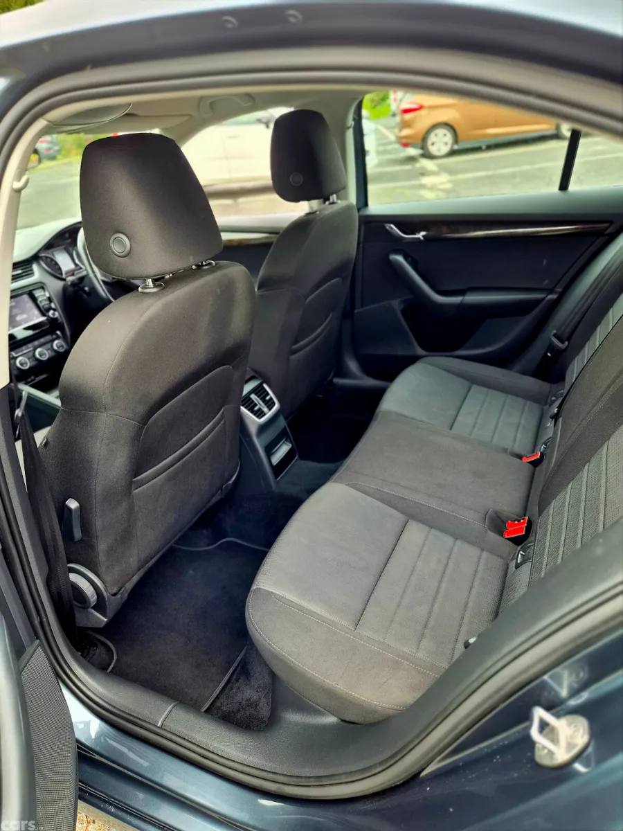 Skoda Octavia Saloon, Diesel, 2017, Grey