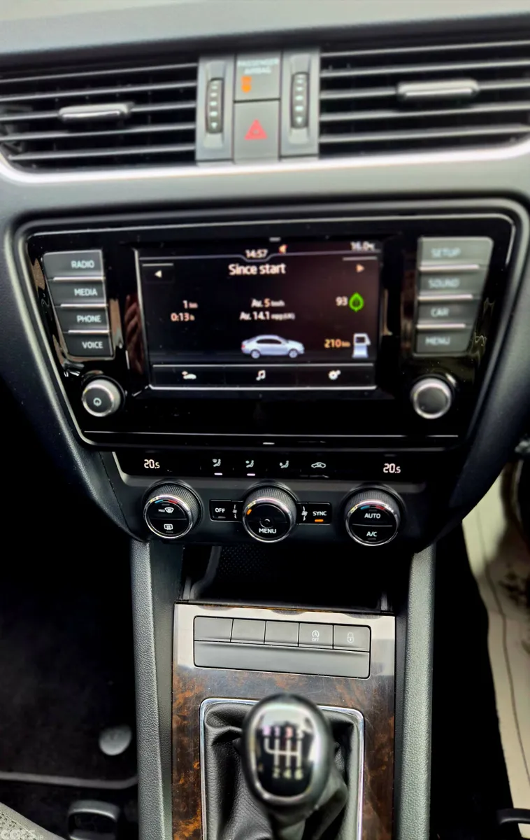 Skoda Octavia Saloon, Diesel, 2017, Grey