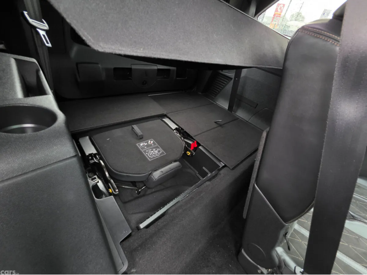 Peugeot 5008 MPV, Diesel, 2018, Green