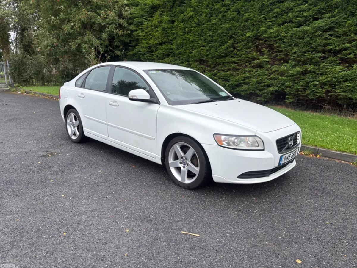 Volvo S40 Saloon, Diesel, 2011, White