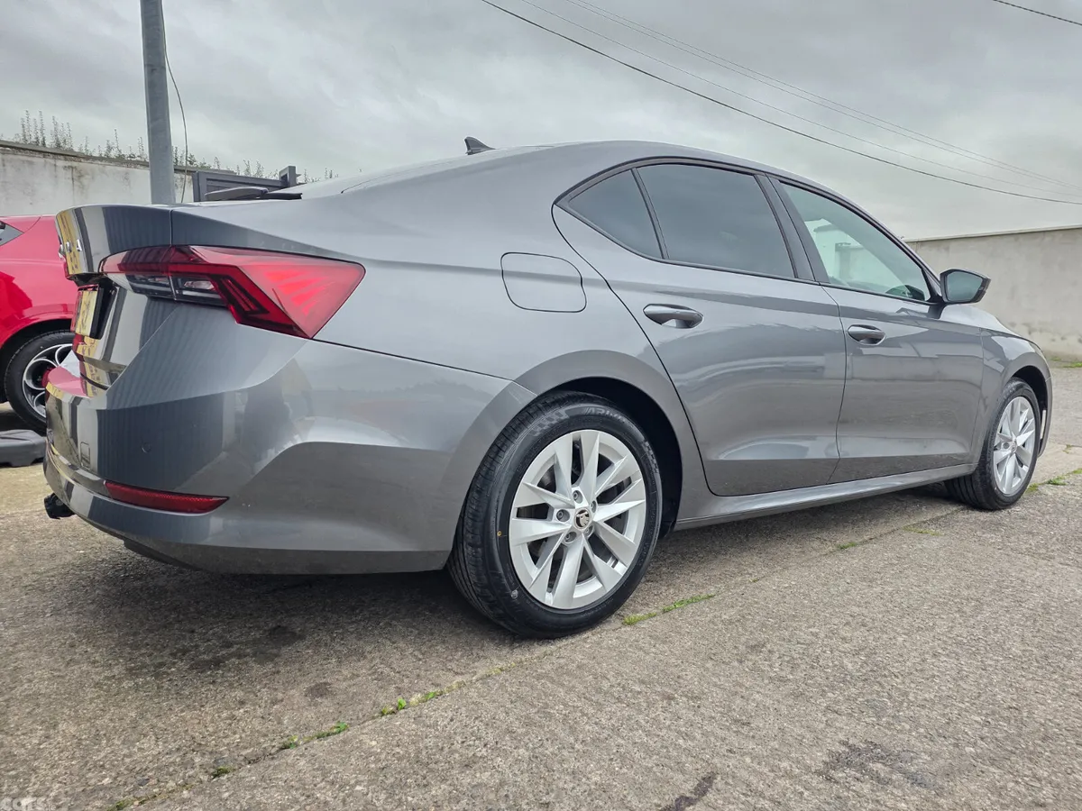 Skoda Octavia Saloon, Diesel, 2023, Grey