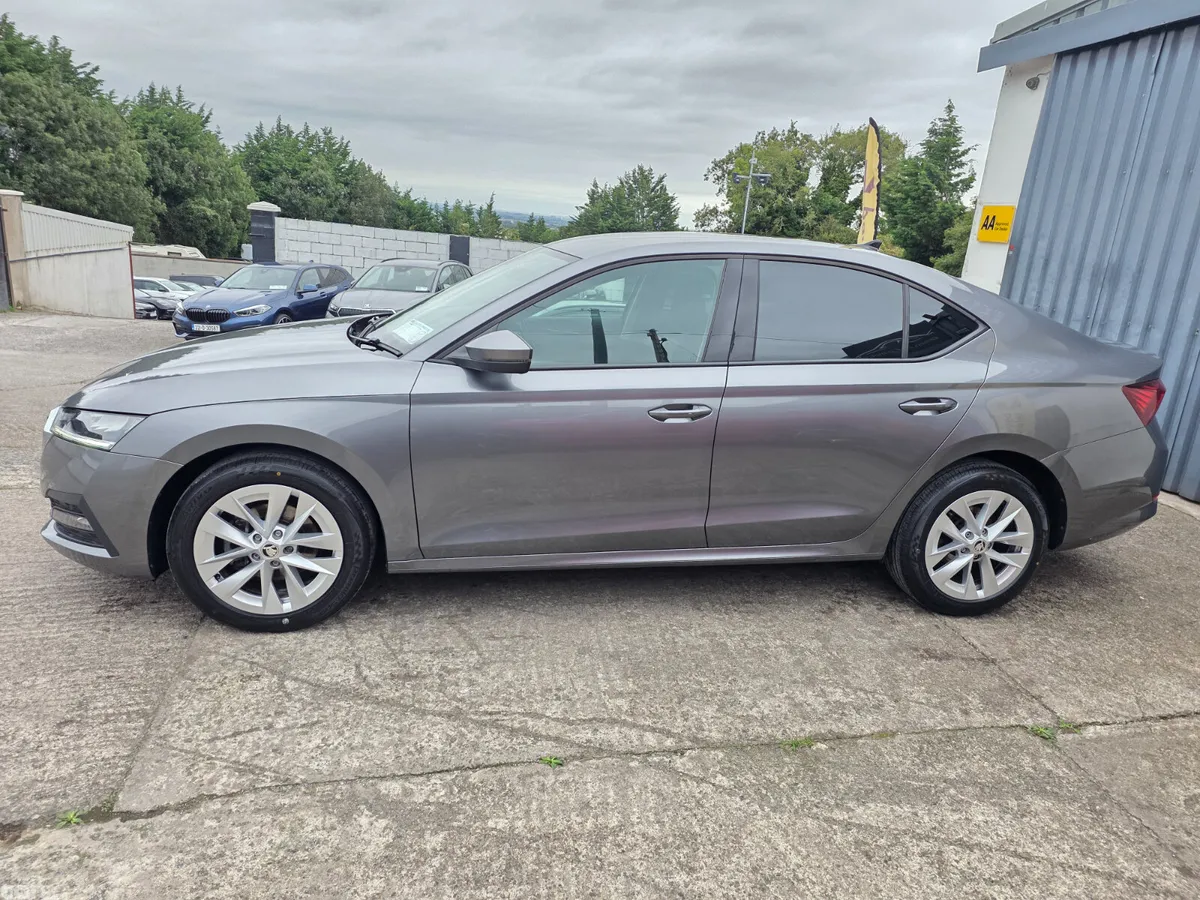 Skoda Octavia Saloon, Diesel, 2023, Grey
