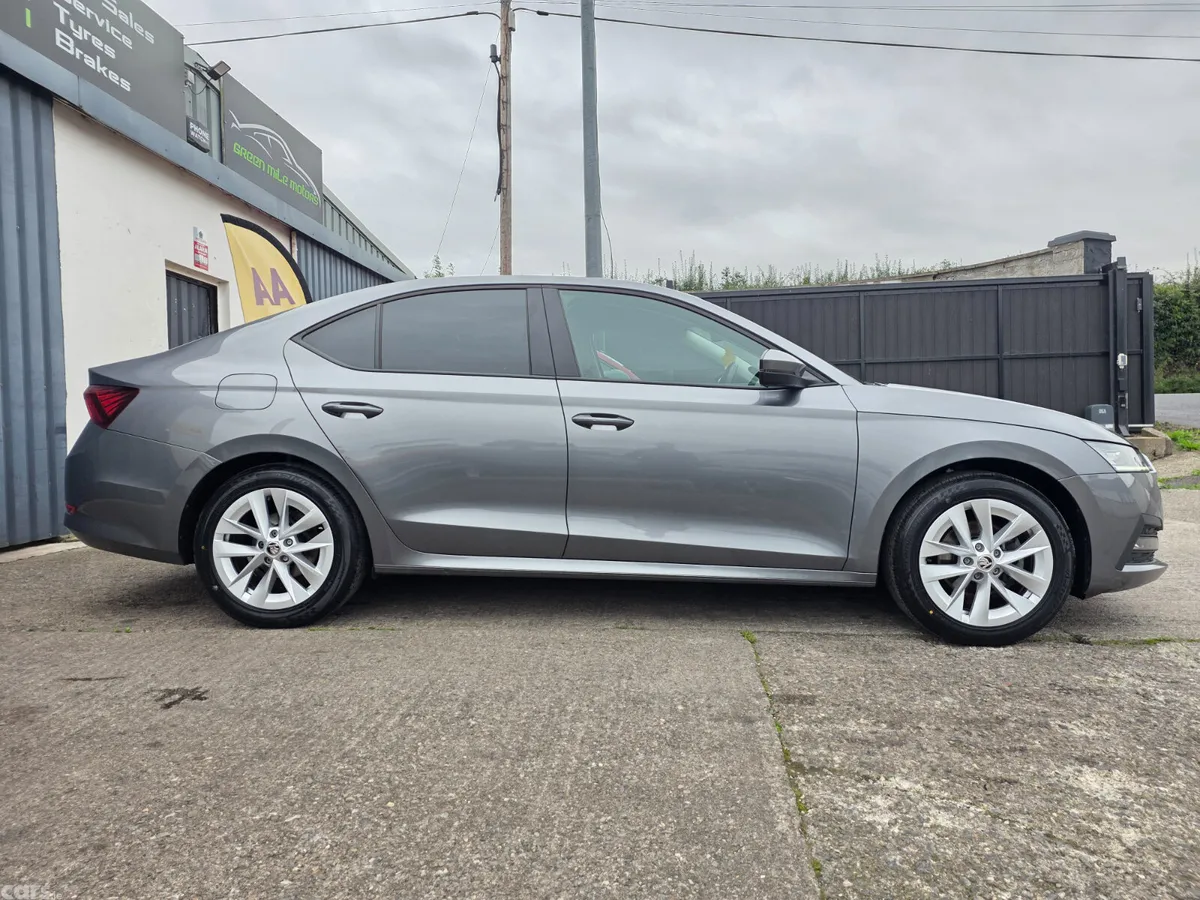 Skoda Octavia Saloon, Diesel, 2023, Grey