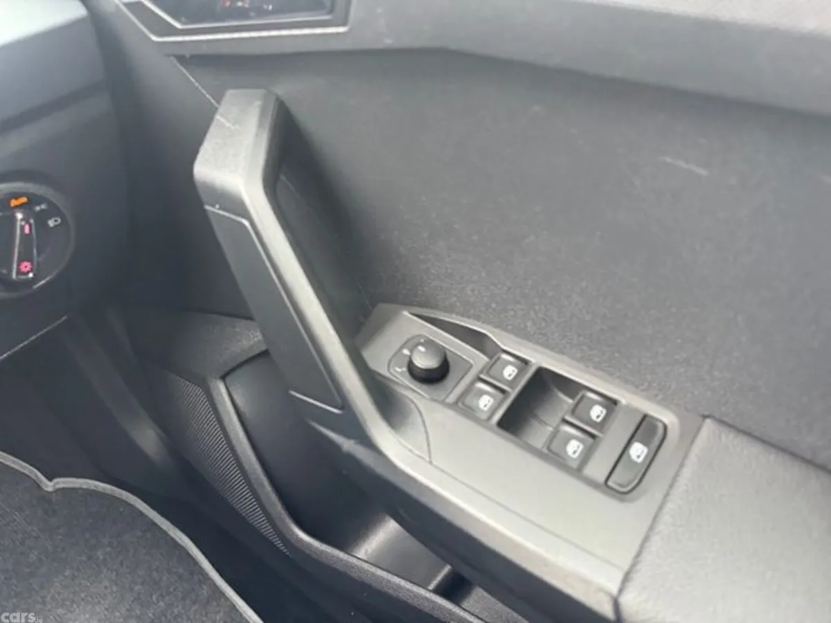 SEAT Arona Hatchback, Petrol, 2019, White