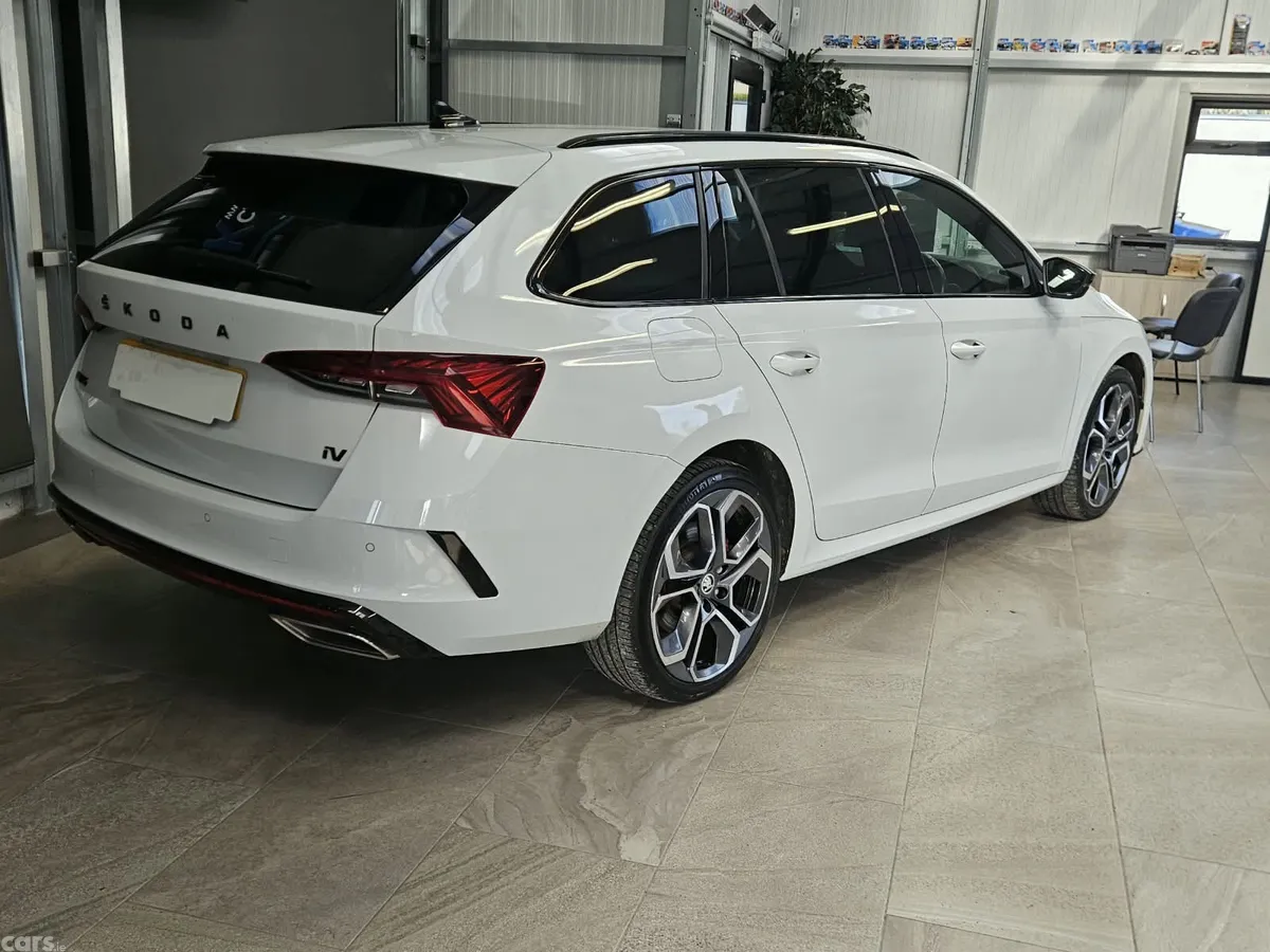 Skoda Octavia Estate, Petrol Hybrid, 2022, White