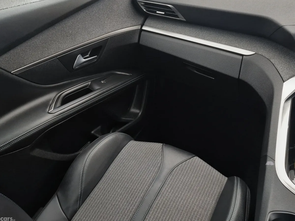Peugeot 5008 MPV, Diesel, 2023, Grey