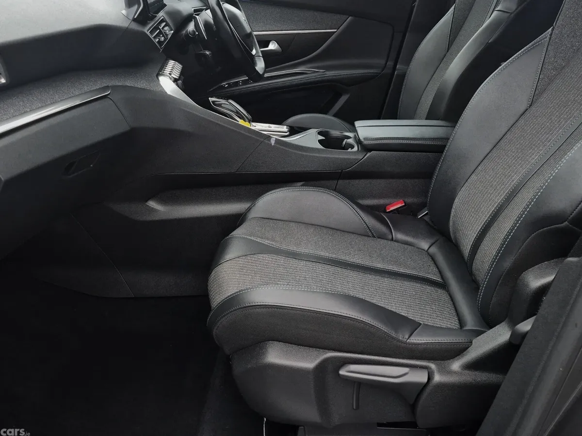 Peugeot 5008 MPV, Diesel, 2023, Grey
