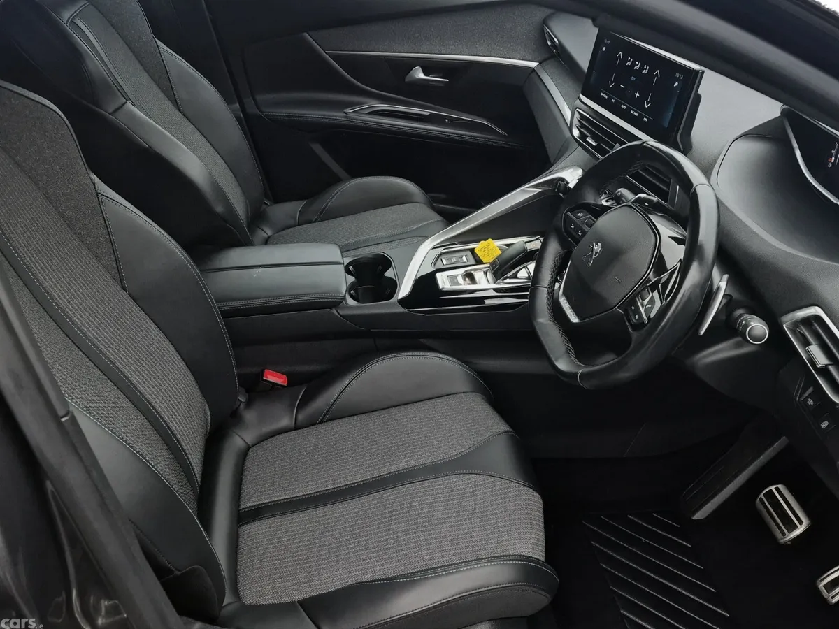 Peugeot 5008 MPV, Diesel, 2023, Grey