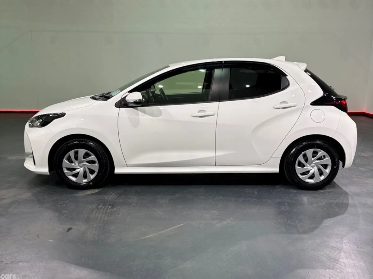 Toyota Yaris Hatchback, Petrol Hybrid, 2024, White