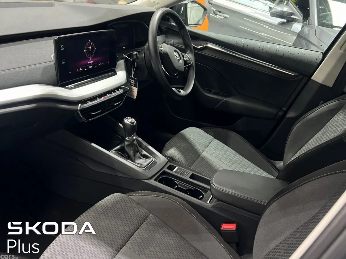 Skoda Octavia Saloon, Petrol, 2023, Grey