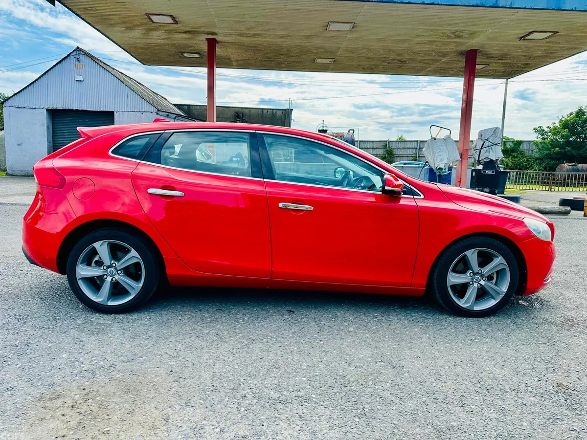 Volvo V40 Hatchback, Petrol, 2015, Red