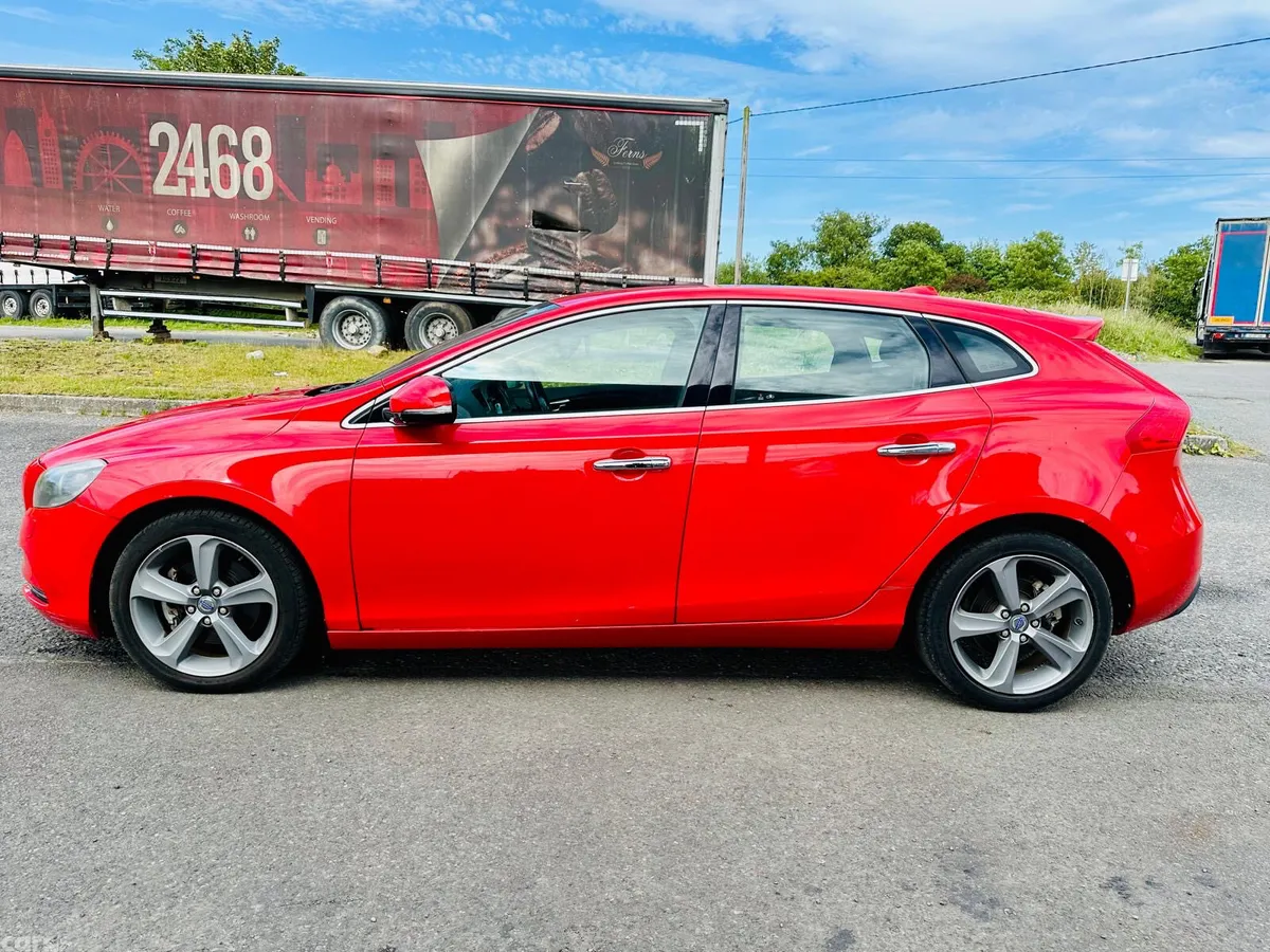Volvo V40 Hatchback, Petrol, 2015, Red