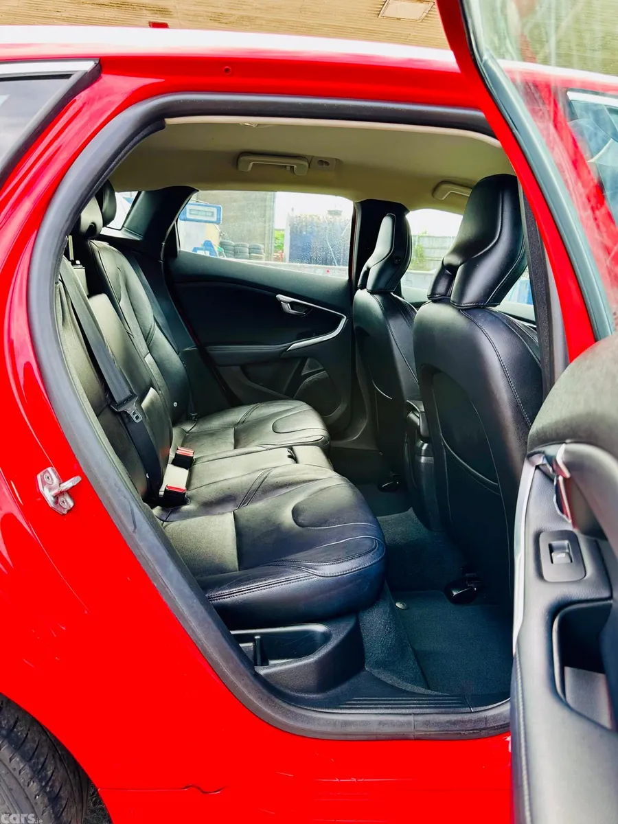 Volvo V40 Hatchback, Petrol, 2015, Red