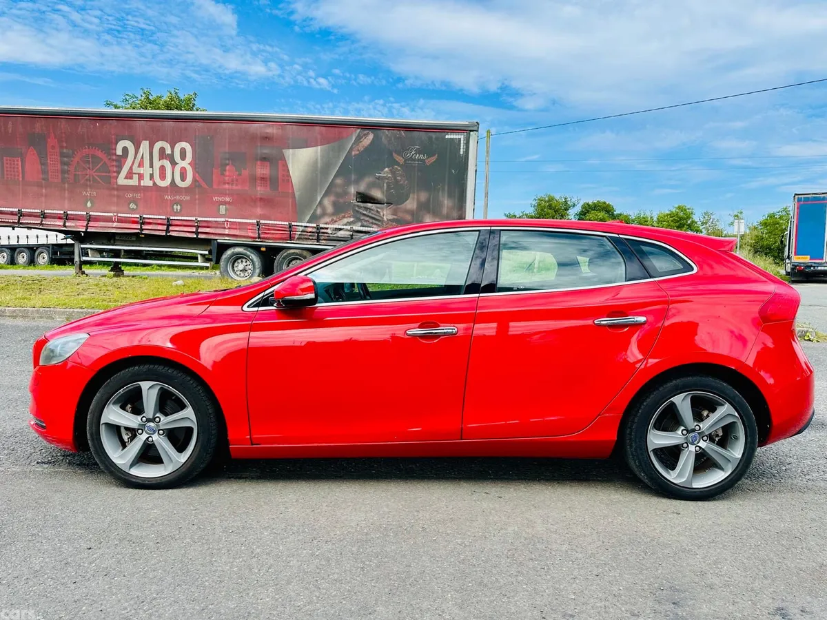 Volvo V40 Hatchback, Petrol, 2015, Red