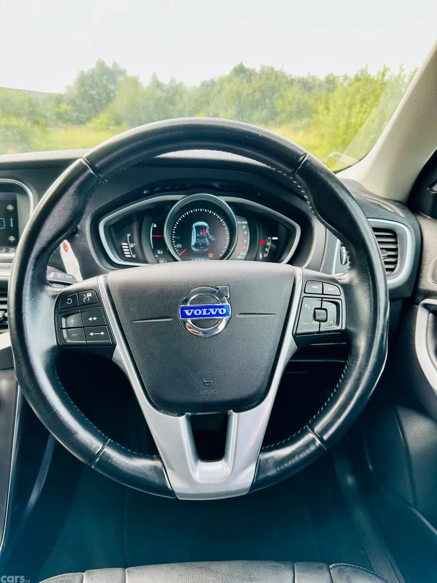 Volvo V40 Hatchback, Petrol, 2015, Red