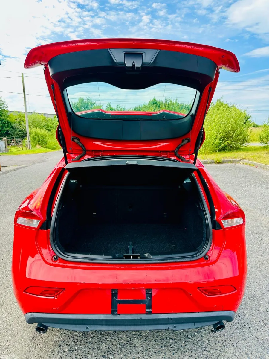 Volvo V40 Hatchback, Petrol, 2015, Red