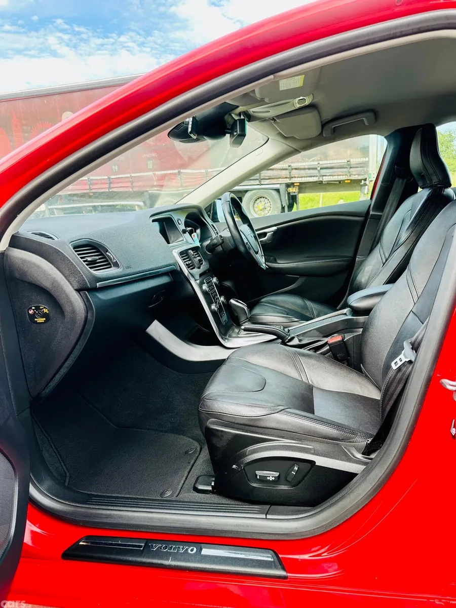 Volvo V40 Hatchback, Petrol, 2015, Red
