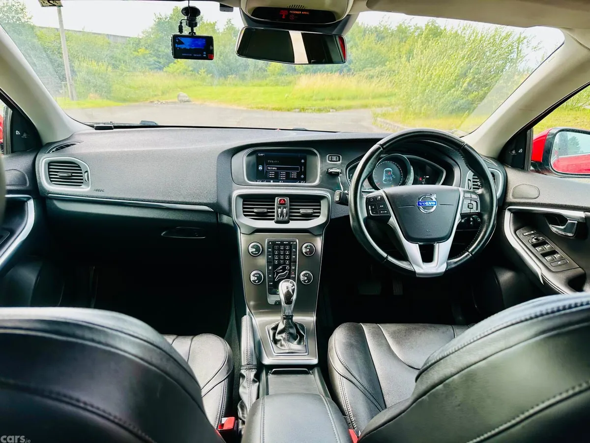 Volvo V40 Hatchback, Petrol, 2015, Red