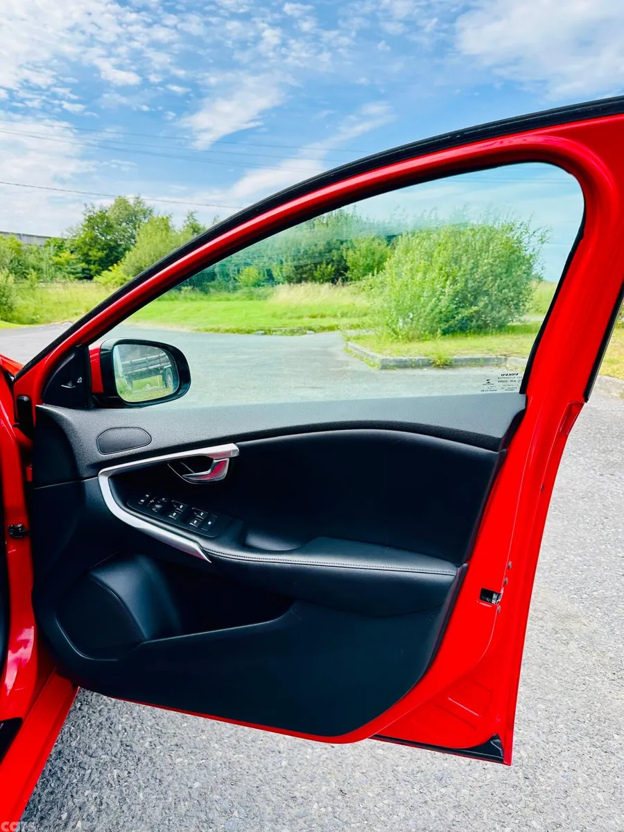 Volvo V40 Hatchback, Petrol, 2015, Red