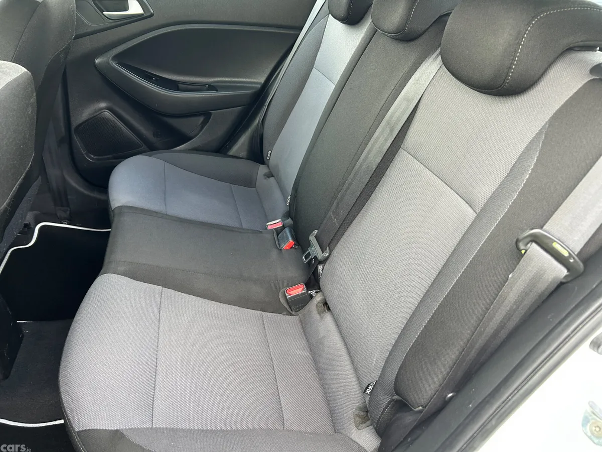 Hyundai i20 Hatchback, Petrol, 2017, White