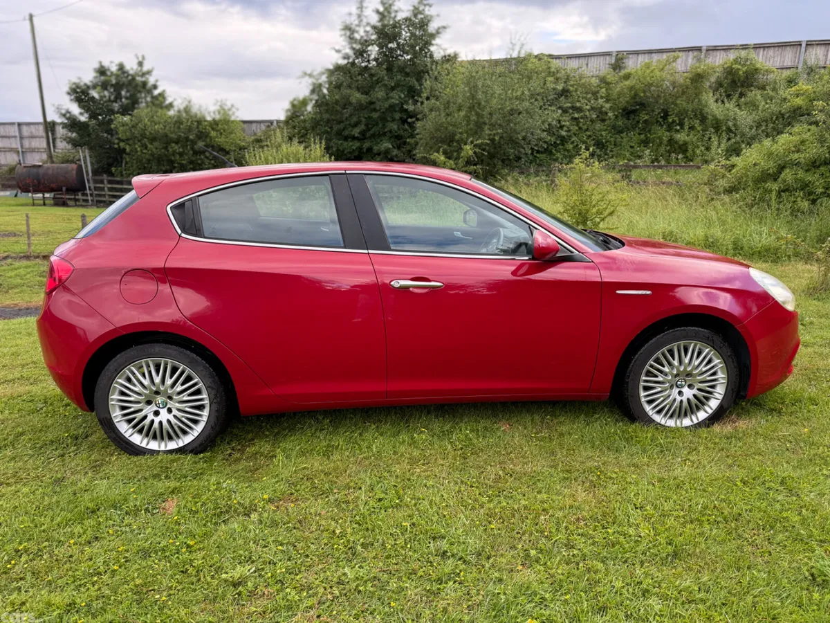Alfa Romeo Giulietta Hatchback, Petrol, 2014, Red