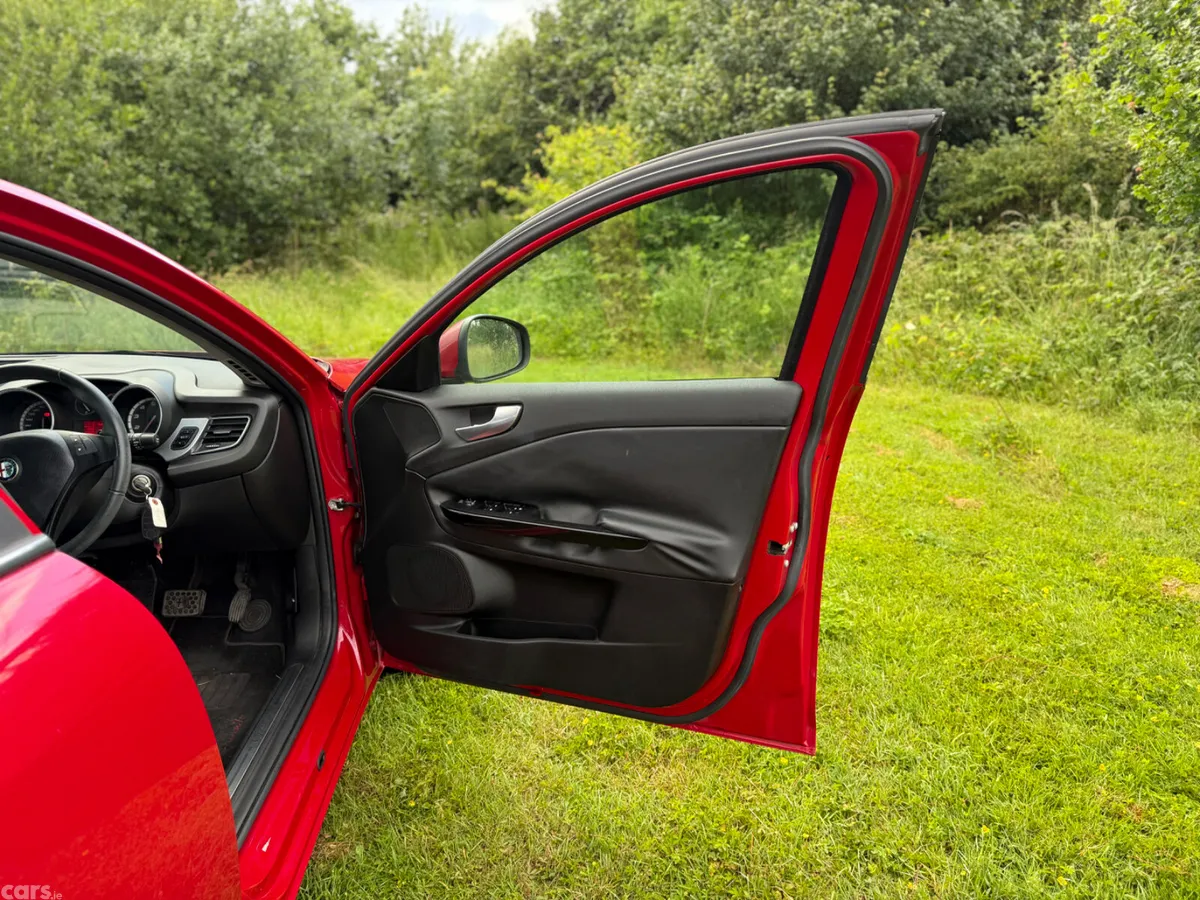 Alfa Romeo Giulietta Hatchback, Petrol, 2014, Red
