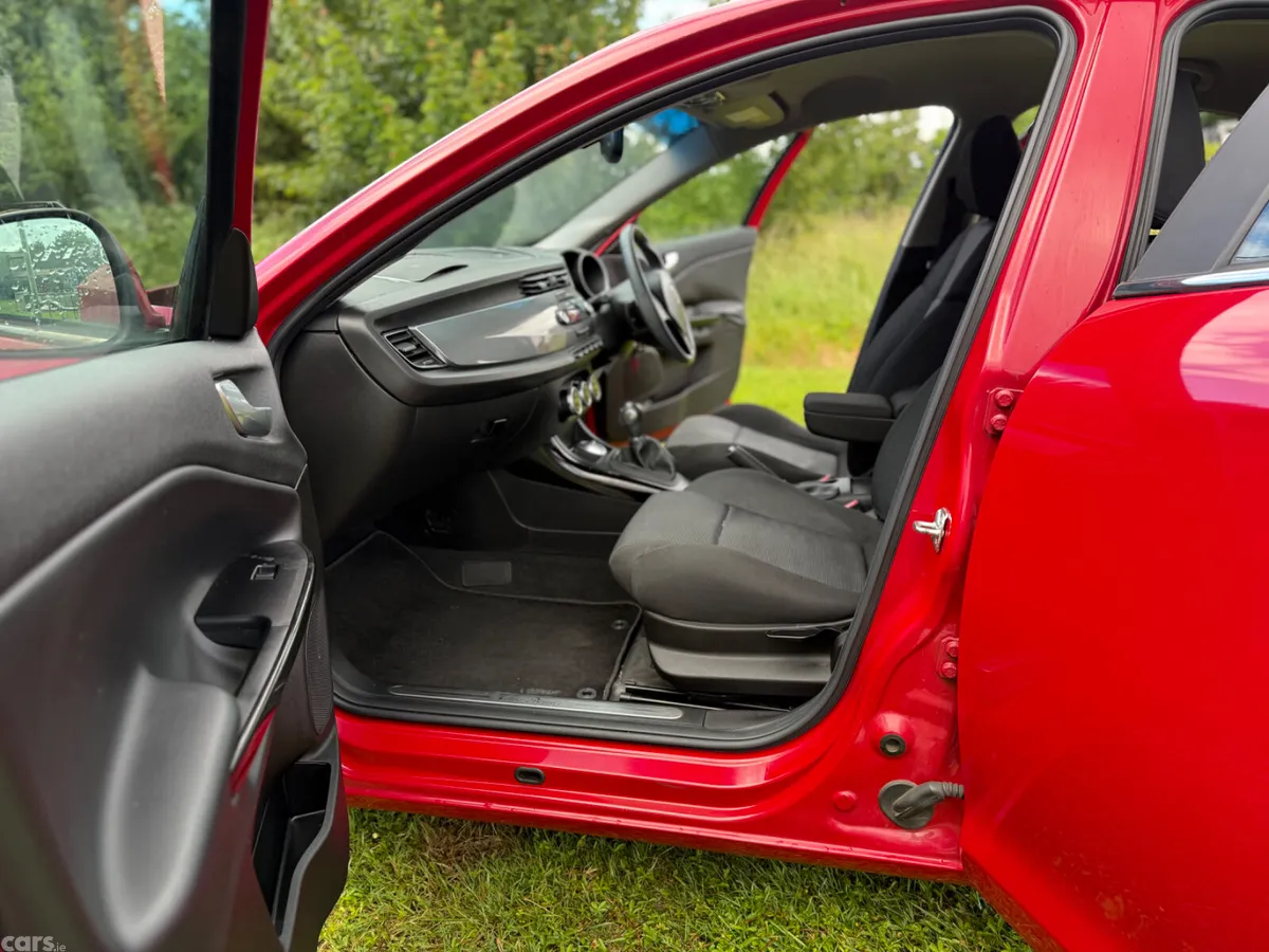 Alfa Romeo Giulietta Hatchback, Petrol, 2014, Red