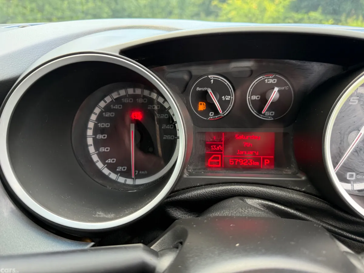 Alfa Romeo Giulietta Hatchback, Petrol, 2014, Red